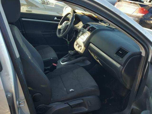 3VWJZ7AJ4AM040832 - 2010 VOLKSWAGEN JETTA S 银色 照片 5