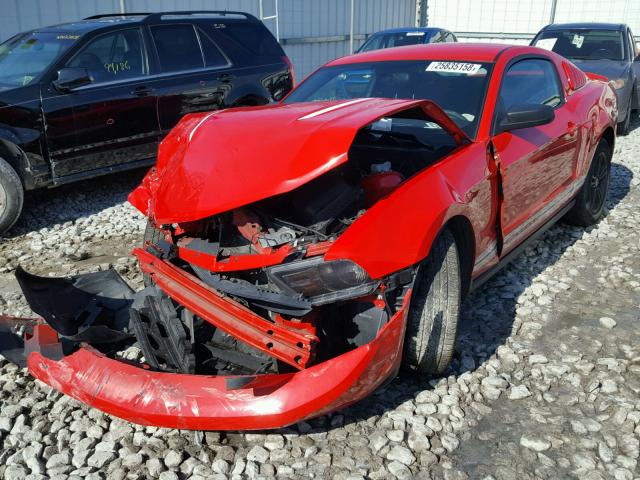 1ZVBP8AM7B5107621 - 2011 FORD MUSTANG RED photo 2