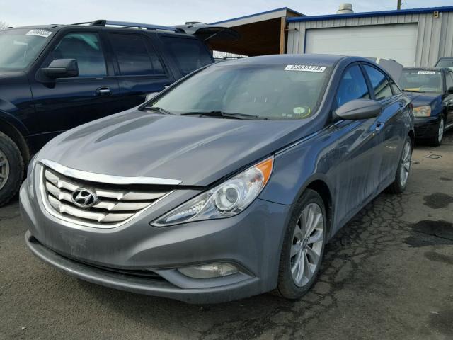 5NPEC4AC6DH775327 - 2013 HYUNDAI SONATA SE GRAY photo 2