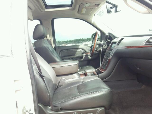 1GYUCJEFXAR256245 - 2010 CADILLAC ESCALADE E WHITE photo 5