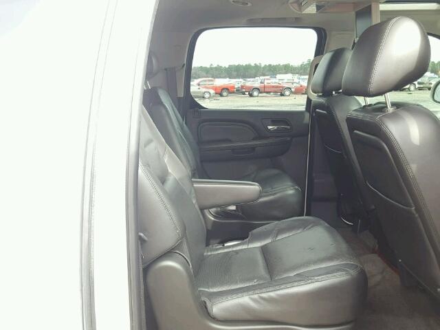 1GYUCJEFXAR256245 - 2010 CADILLAC ESCALADE E WHITE photo 6