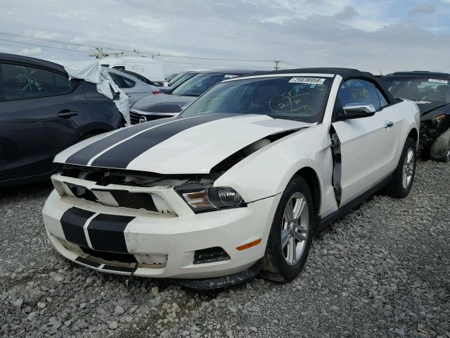 1ZVBP8EMXC5207109 - 2012 FORD MUSTANG WHITE photo 2