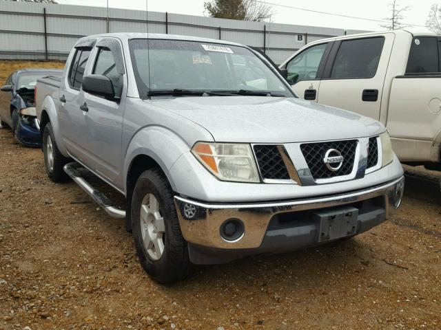 1N6AD07UX6C411072 - 2006 NISSAN FRONTIER C SILVER photo 1