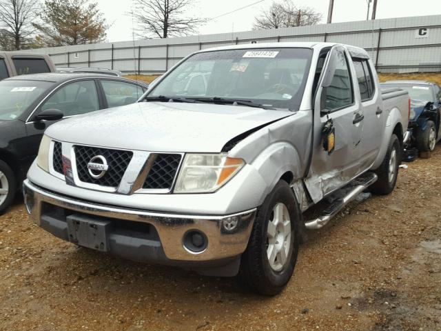 1N6AD07UX6C411072 - 2006 NISSAN FRONTIER C SILVER photo 2