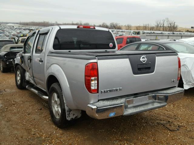 1N6AD07UX6C411072 - 2006 NISSAN FRONTIER C SILVER photo 3