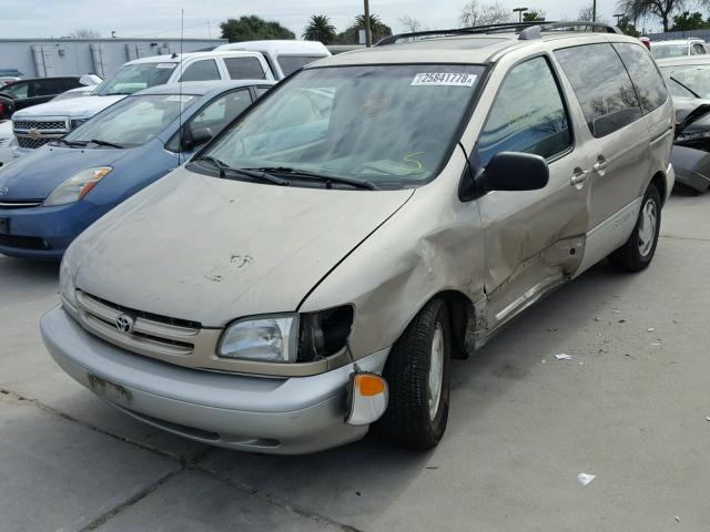 4T3ZF13C5YU308967 - 2000 TOYOTA SIENNA LE GOLD photo 2