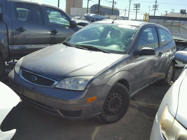 1FAHP31N87W315085 - 2007 FORD FOCUS ZX3 GRAY photo 2