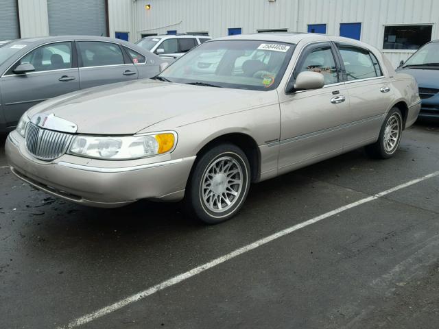 1LNHM82W12Y621058 - 2002 LINCOLN TOWN CAR S GRAY photo 2