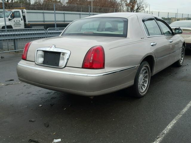 1LNHM82W12Y621058 - 2002 LINCOLN TOWN CAR S GRAY photo 4