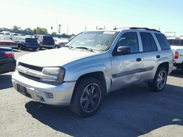 1GNDS13S152109133 - 2005 CHEVROLET TRAILBLAZE SILVER photo 2