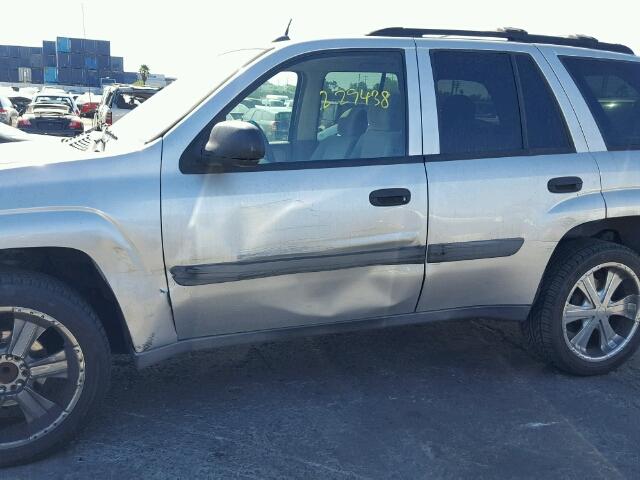 1GNDS13S152109133 - 2005 CHEVROLET TRAILBLAZE SILVER photo 9