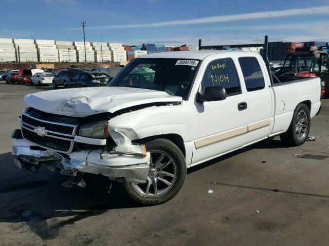 2GCEC19V961281889 - 2006 CHEVROLET SILVERADO WHITE photo 2