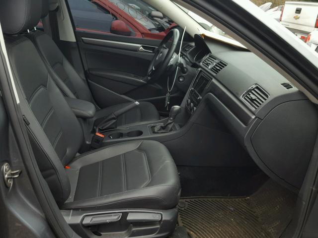 1VWDT7A32HC060993 - 2017 VOLKSWAGEN PASSAT R-L GRAY photo 5