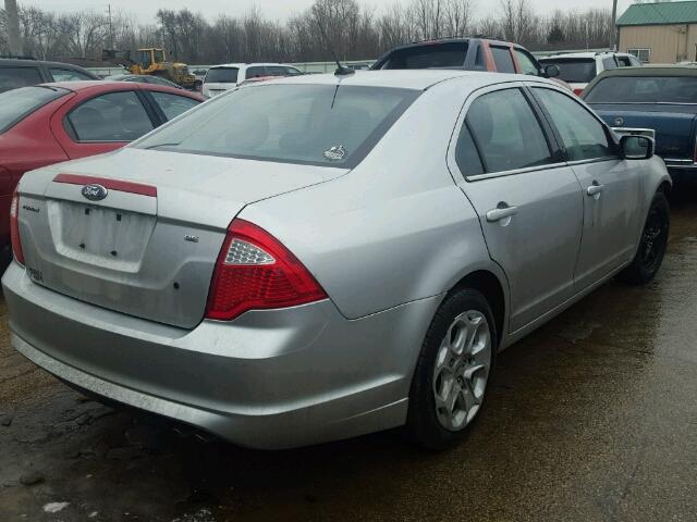 3FAHP0HA0BR105805 - 2011 FORD FUSION SE SILVER photo 4