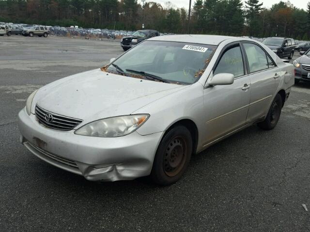 4T1BE30K25U010635 - 2005 TOYOTA CAMRY LE GRAY photo 2