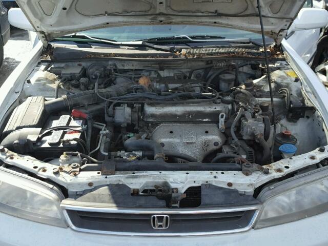 1HGCD5632TA230753 - 1996 HONDA ACCORD LX WHITE photo 7