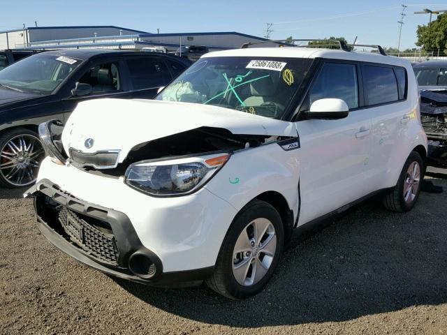 KNDJN2A26F7780538 - 2015 KIA SOUL WHITE photo 2