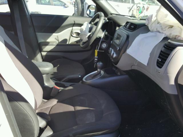 KNDJN2A26F7780538 - 2015 KIA SOUL WHITE photo 5