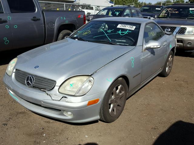 WDBKK49F43F296304 - 2003 MERCEDES-BENZ SLK 230 KO SILVER photo 2