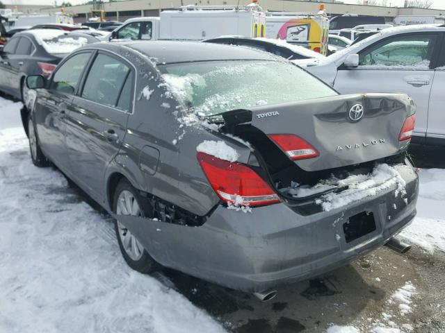 4T1BK36B55U009933 - 2005 TOYOTA AVALON XL GRAY photo 3