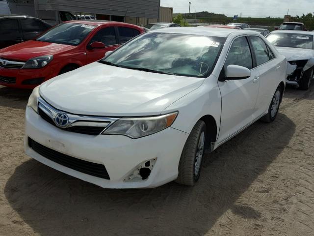 4T1BD1FK6CU011458 - 2012 TOYOTA CAMRY HYBR WHITE photo 2