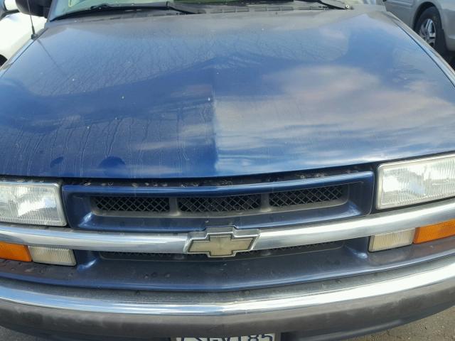 1GNCS13WX12204217 - 2001 CHEVROLET BLAZER BLUE photo 7