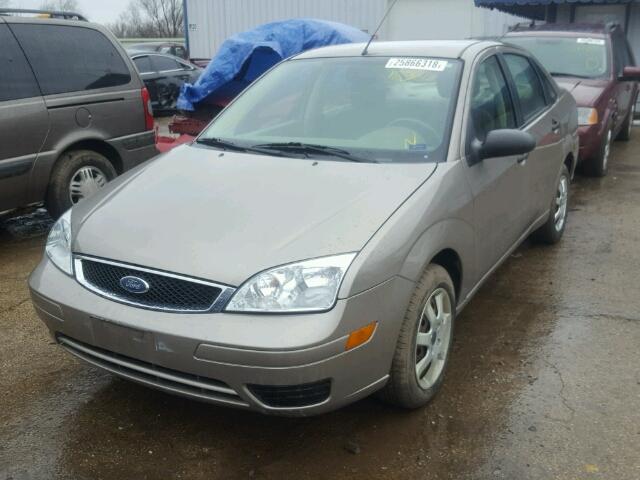 1FAFP34N85W231977 - 2005 FORD FOCUS ZX4 GRAY photo 2