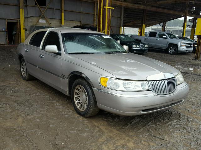 1LNHM82W6YY906945 - 2000 LINCOLN TOWN CAR S TAN photo 1