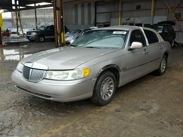 1LNHM82W6YY906945 - 2000 LINCOLN TOWN CAR S TAN photo 2