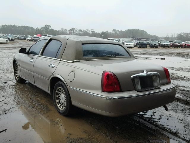 1LNHM82W6YY906945 - 2000 LINCOLN TOWN CAR S TAN photo 3