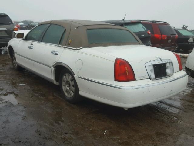 1LNHM83W61Y710007 - 2001 LINCOLN TOWN CAR C WHITE photo 3