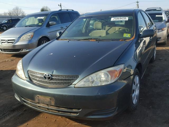 4T1BE32K42U580905 - 2002 TOYOTA CAMRY LE GREEN photo 2