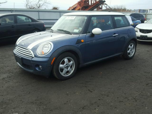 WMWMF3C58ATZ26135 - 2010 MINI COOPER BLUE photo 2