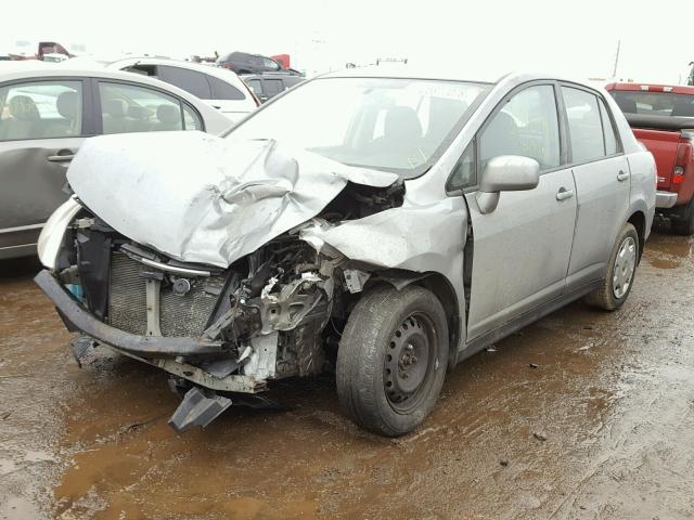 3N1BC11E59L492995 - 2009 NISSAN VERSA S GRAY photo 2