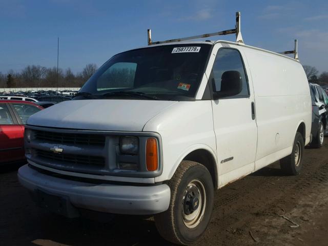 1GCGG25R521139034 - 2002 CHEVROLET EXPRESS G2 WHITE photo 2