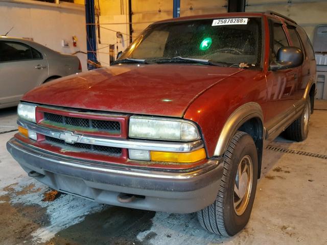 1GNDT13W6W2193368 - 1998 CHEVROLET BLAZER RED photo 2