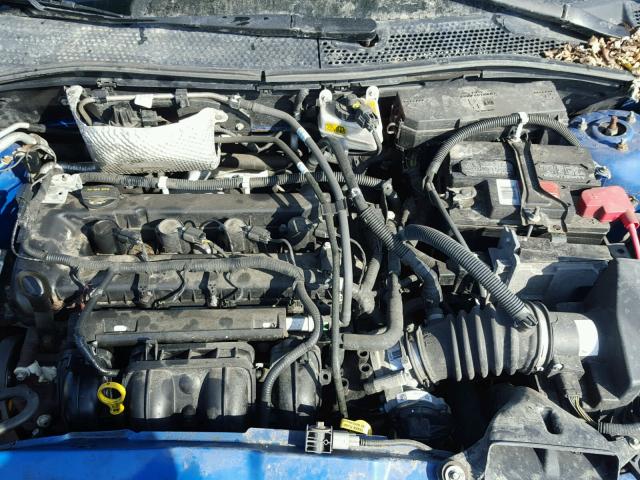 1FAHP3FNXAW256668 - 2010 FORD FOCUS SE BLUE photo 7