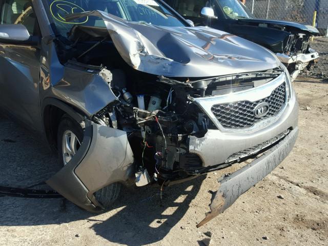 5XYKT3A63DG420209 - 2013 KIA SORENTO LX BROWN photo 9