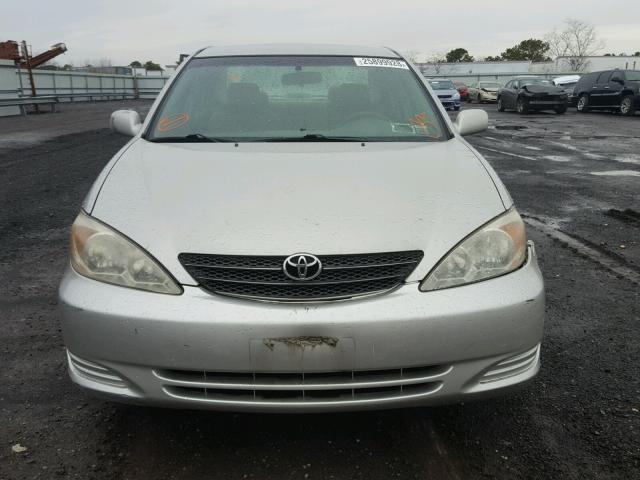 4T1BE32KX2U108143 - 2002 TOYOTA CAMRY LE SILVER photo 9