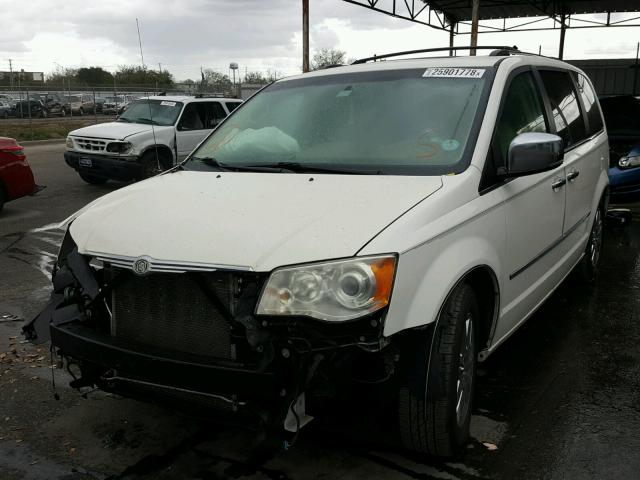 2A8HR64X28R773470 - 2008 CHRYSLER TOWN & COU WHITE photo 2