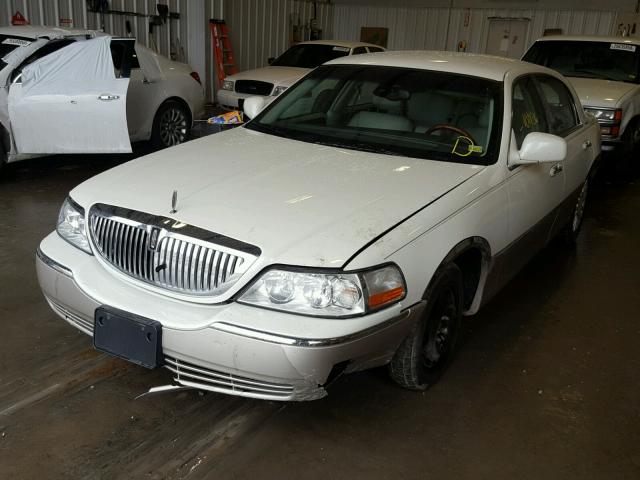 1LNHM82WX3Y697282 - 2003 LINCOLN TOWN CAR S WHITE photo 2