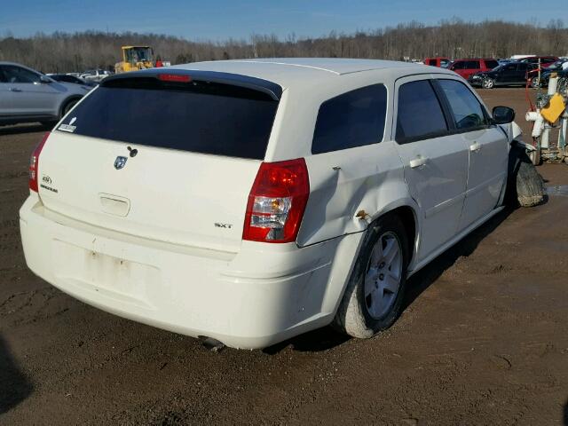 2D4FV48V85H146848 - 2005 DODGE MAGNUM SXT WHITE photo 4