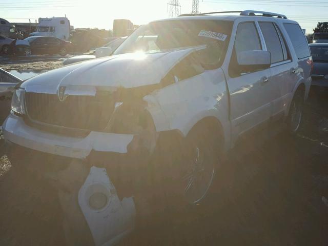 5LMFU28R43LJ12356 - 2003 LINCOLN NAVIGATOR WHITE photo 2