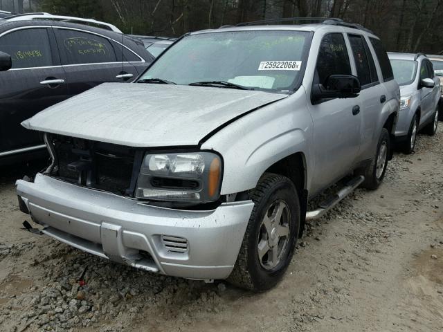 1GNDT13S642435201 - 2004 CHEVROLET TRAILBLAZE SILVER photo 2