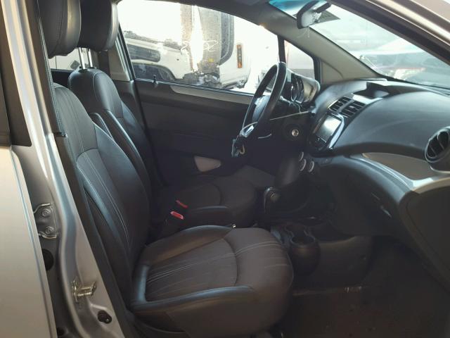 KL8CD6S93FC735796 - 2015 CHEVROLET SPARK 1LT Серебристый фото 5