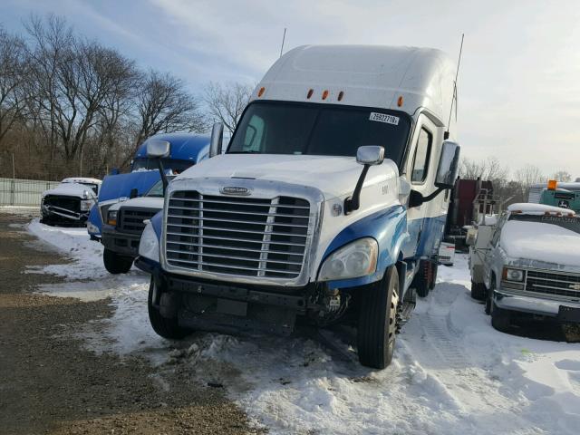 1FUJGLBG6CSBM6886 - 2012 FREIGHTLINER CASCADIA 1 WHITE photo 2