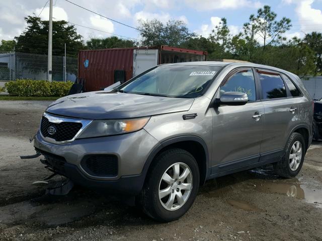 5XYKT3A17BG186366 - 2011 KIA SORENTO BA GRAY photo 2