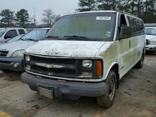 1GAGG29R921146152 - 2002 CHEVROLET EXPRESS G2 WHITE photo 2