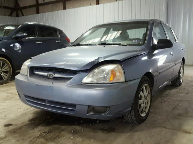 KNADC125336272421 - 2003 KIA RIO BLUE photo 2