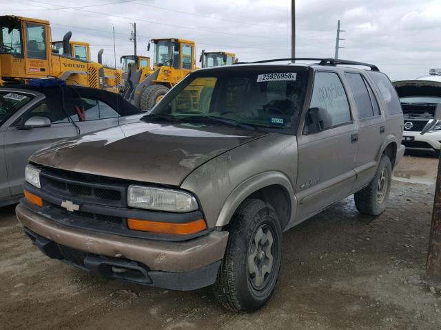 1GNDT13W52K216410 - 2002 CHEVROLET BLAZER BROWN photo 2